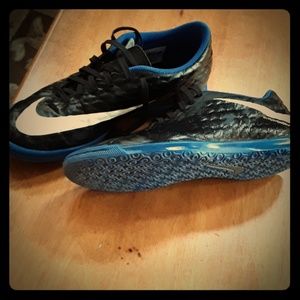 Indoor soccer shoes
